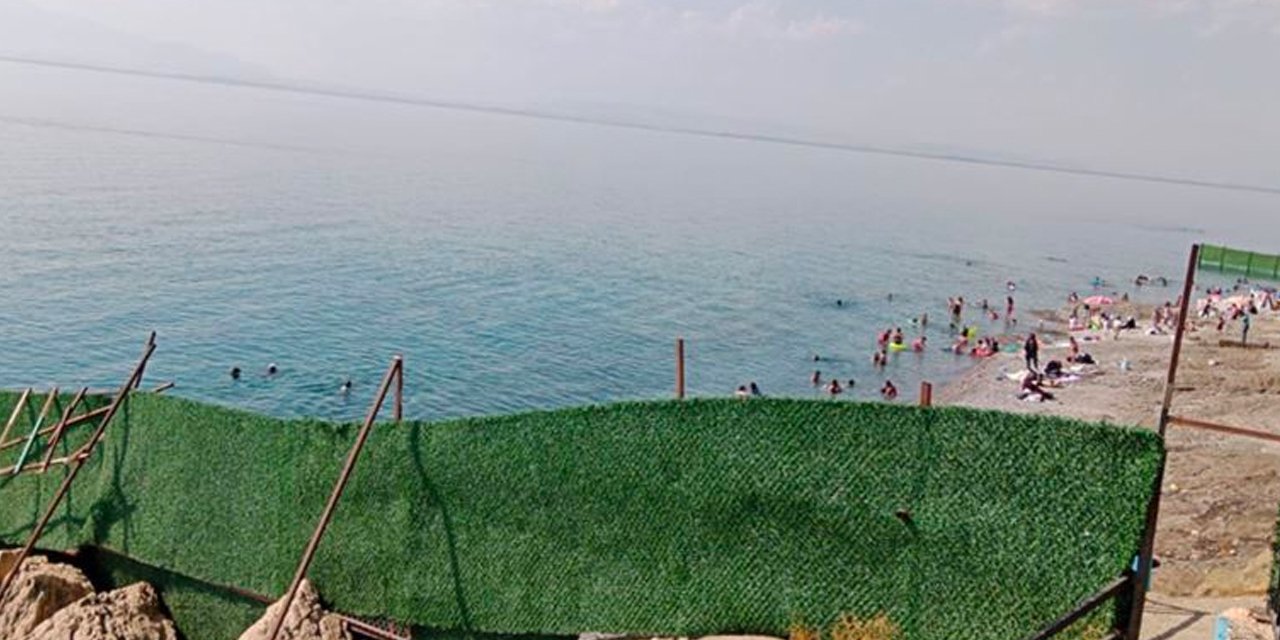 AKP'li Özhaseki, Van'da harem selamlık plaj açtı