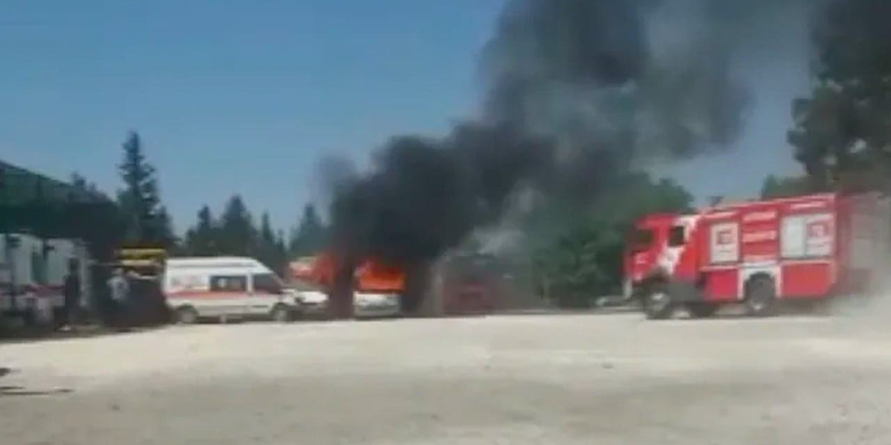 Hastane otoparkında iki ambulans yandı