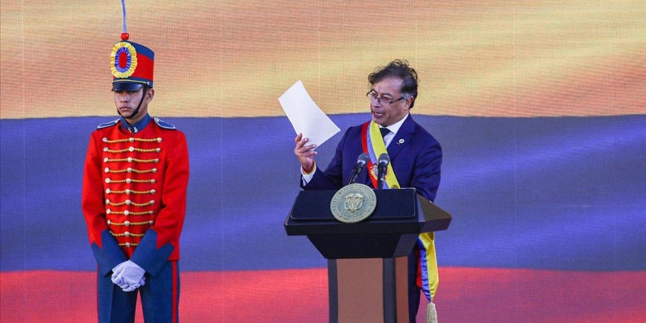 Eski gerilla yeni cumhurbaşkanı: Gustavo Petro yemin etti
