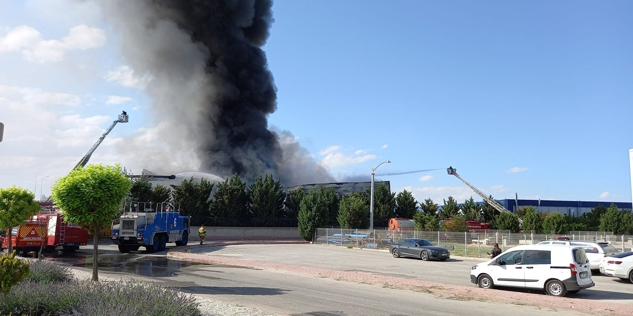 Konya'da boya fabrikasında yangın