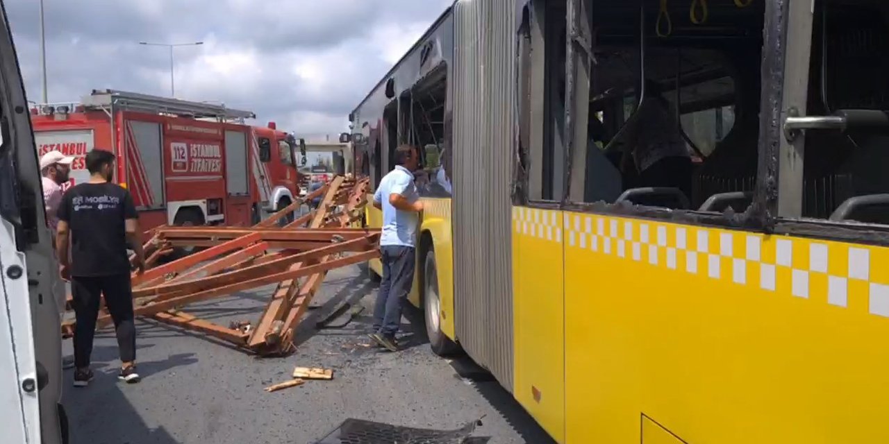 Arnavutköy'de kamyondaki demirler İETT otobüsüne düştü
