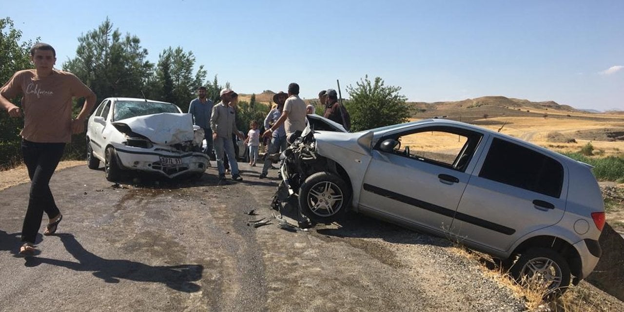 İki otomobil kafa kafaya çarpıştı: 1 ölü, 4 yaralı