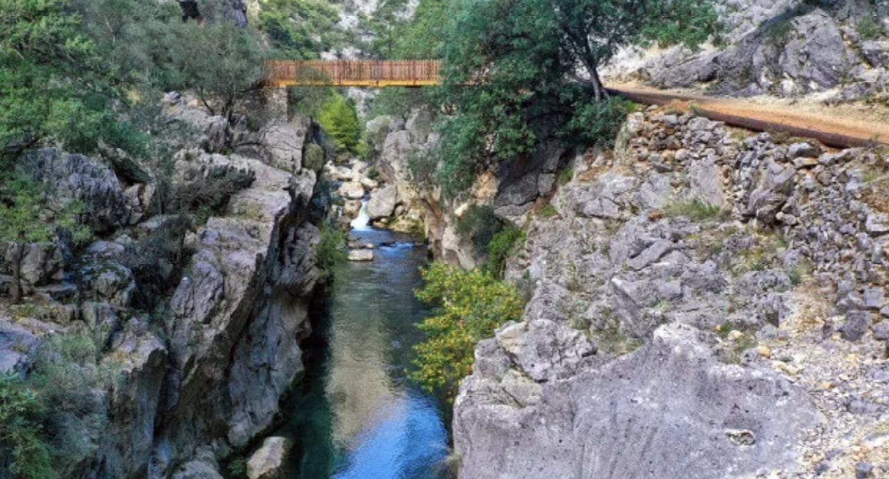 Doğa yürüyüşüne çıkanlardan 1'i öldü, 3'ü kurtarılmayı bekliyor