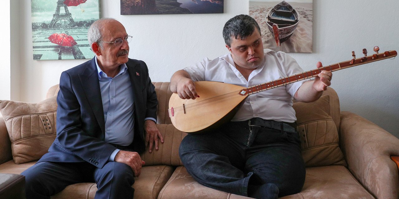 Kılıçdaroğlu, bağlama sanatçısı down sendromlu Çağatay'ı ziyaret etti