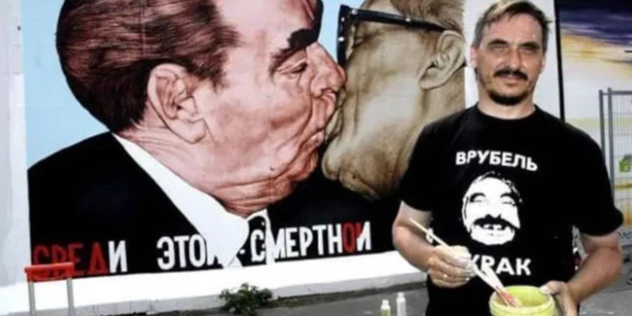 Berlin Duvarı'nın ikonik 'Kardeşlik Öpücüğü'nü resmeden Dmitry Vrubel öldü