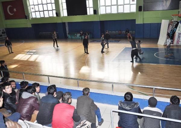 Kaçaklar, sınır dışı edilmeyi basket maçı yaparak bekledi