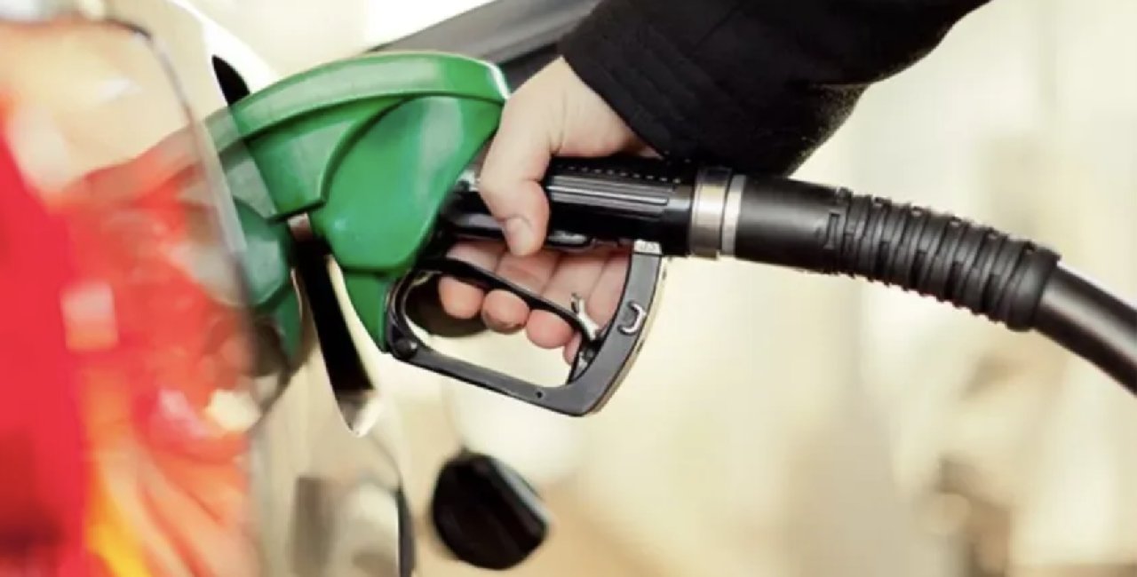 Akaryakıta hem indirim hem zam