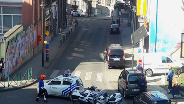 Brüksel'de polis silahlı kişilerin bulunduğu binayı sardı