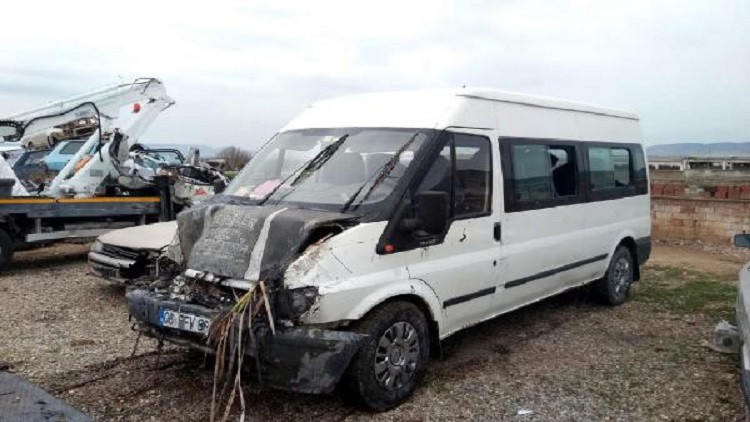 Servis minibüsü devrildi: 11'i Suriyeli, 16 yaralı
