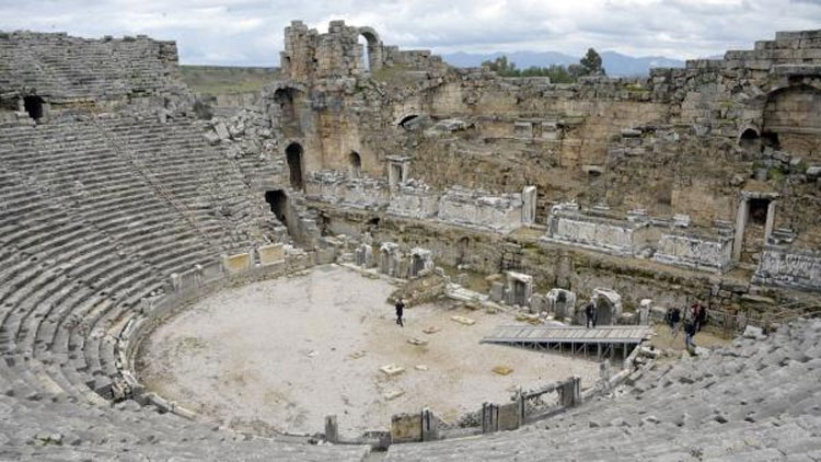 2 bin yıllık Perge Tiyatrosu restore edilecek