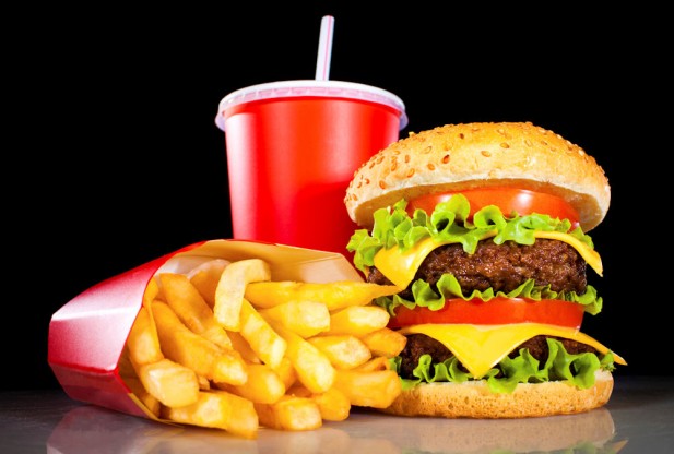 Fast food'un ambalajı bile kilo aldırıyor