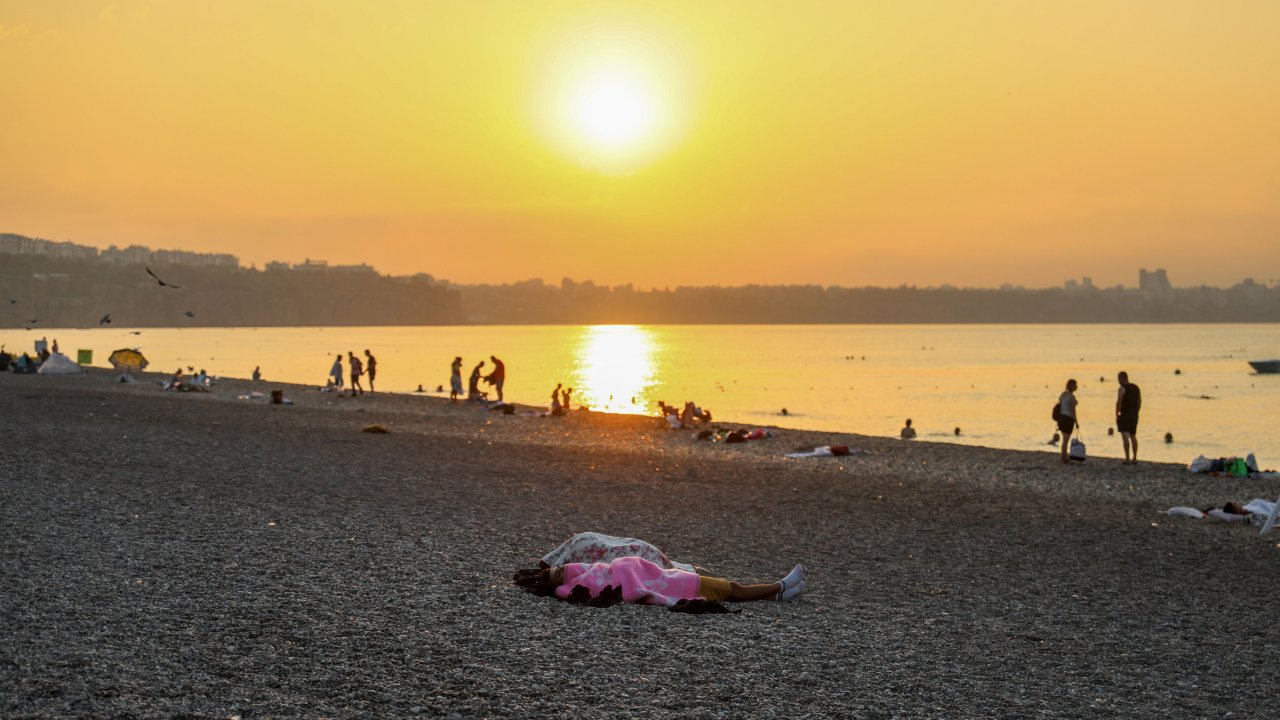 Nem oranı yüzde 85: Yurttaşlar sahilde sabahlıyor