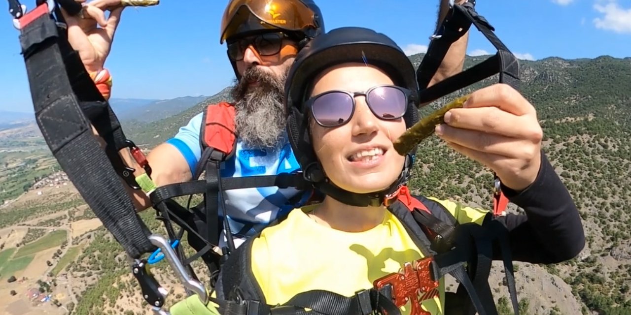 Tokat'ta yamaç paraşütçüleri havada sarma yedi