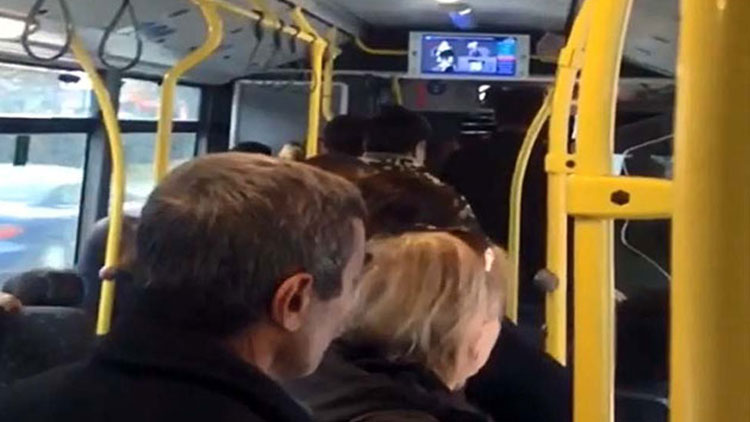 Yolcularla tartışıp otobüsün kapılarını açmadı