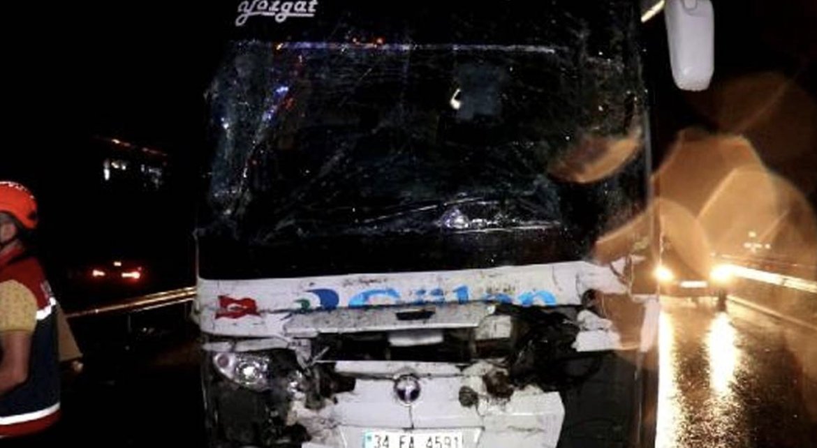 Sakarya'da otobüs, TIR’a çarptı: 25 yaralı