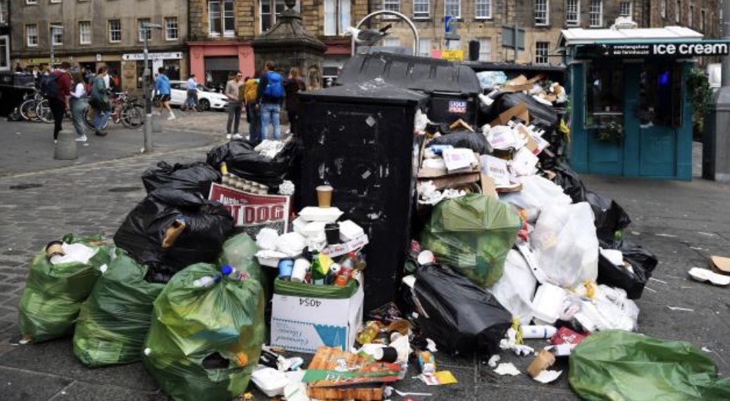 İskoçya'da grev nedeniyle sokaklarda çöp yığınları oluştu