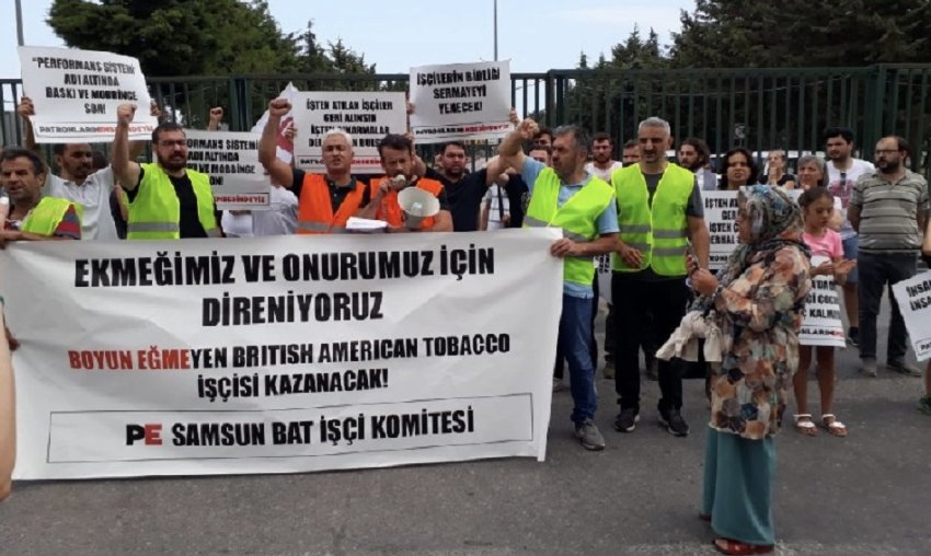 Samsun’da işten çıkarılan işçiler aileleriyle fabrika önünde eylem yaptı