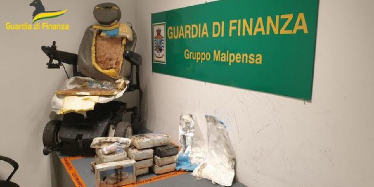 Uyuşturucuyu tekerlekli sandalyeye sakladı, narkotik köpeğinden kaçamadı