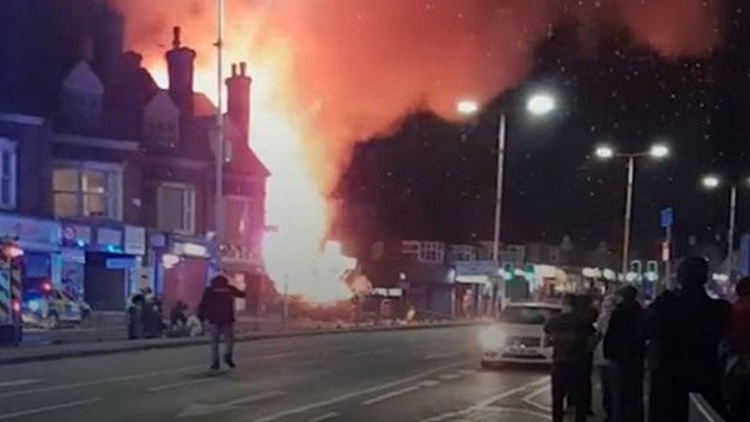 İngiltere'de büyük patlama: 4 yaralı