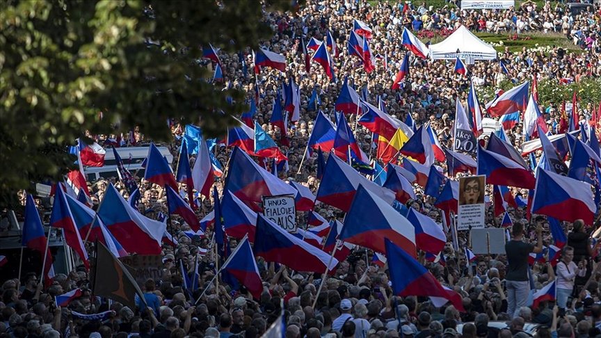 70 bin kişi zamları protesto için sokağa çıktı