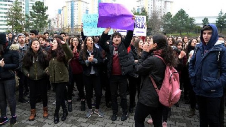 Okul önünde taciz protestosu