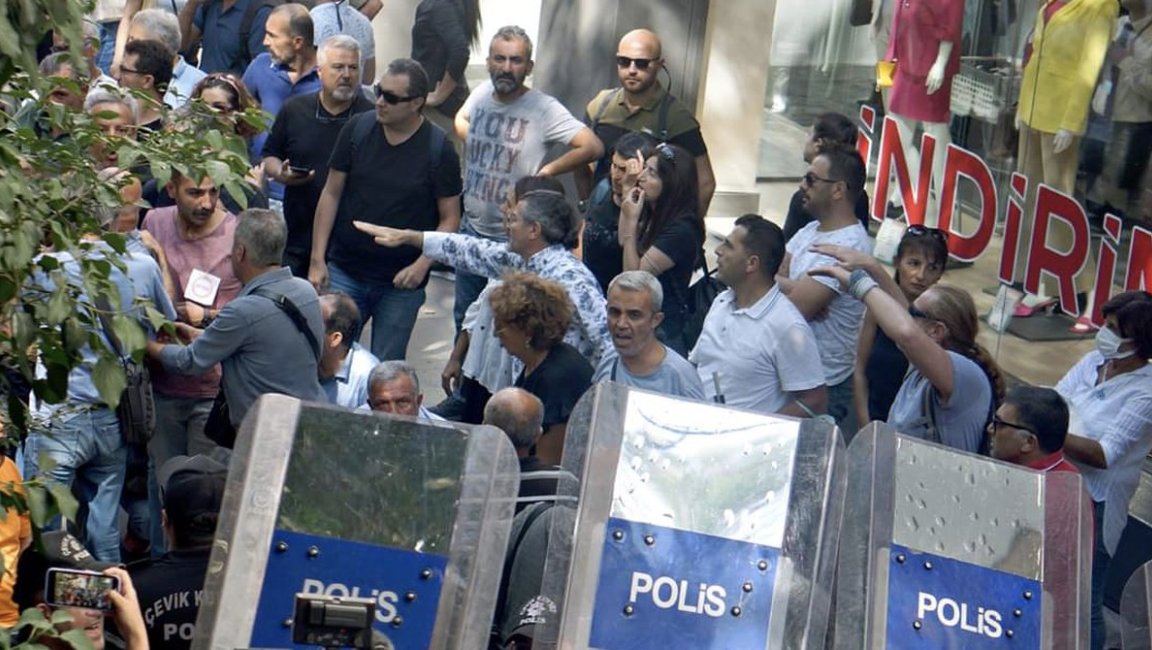MEB'e yürüyen öğretmenlere polis müdahalesi