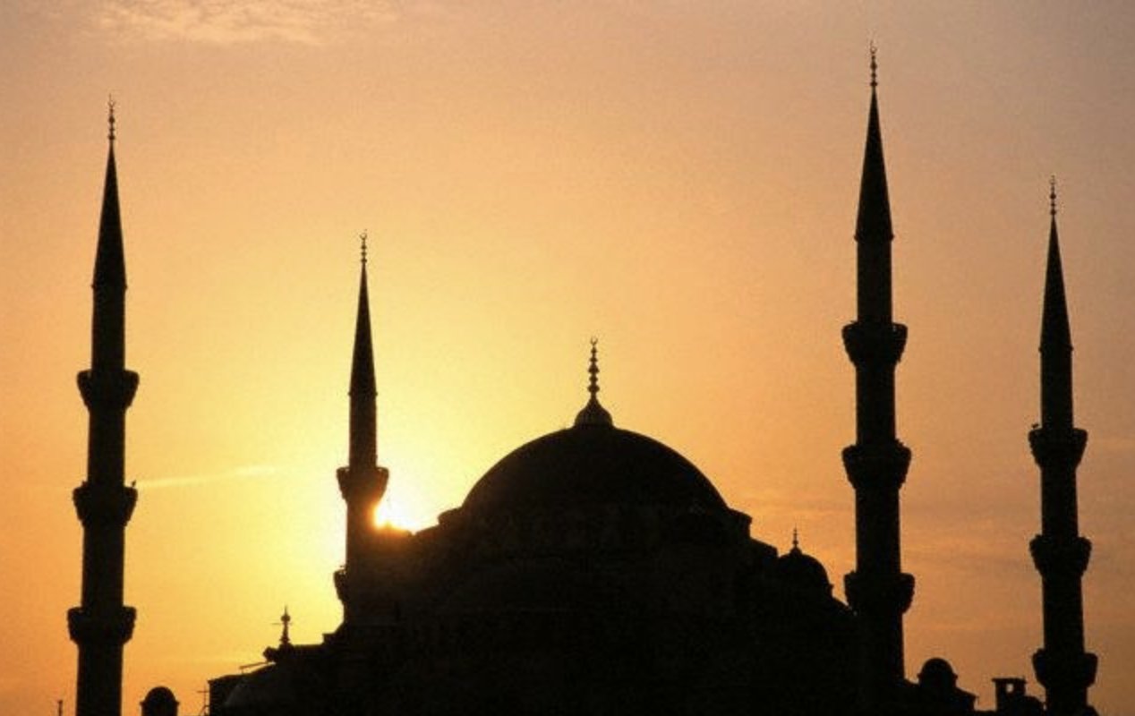 İsveç'te Türk camisine taşlı saldırı