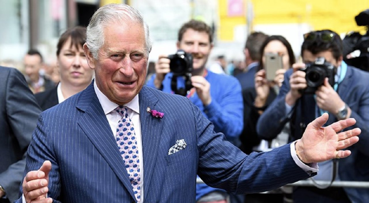 Kral 3. Charles ilk kez halka seslendi