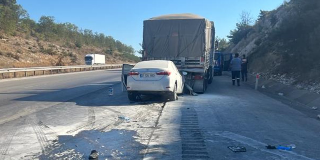 TIR'a çarpan otomobildeki çift öldü