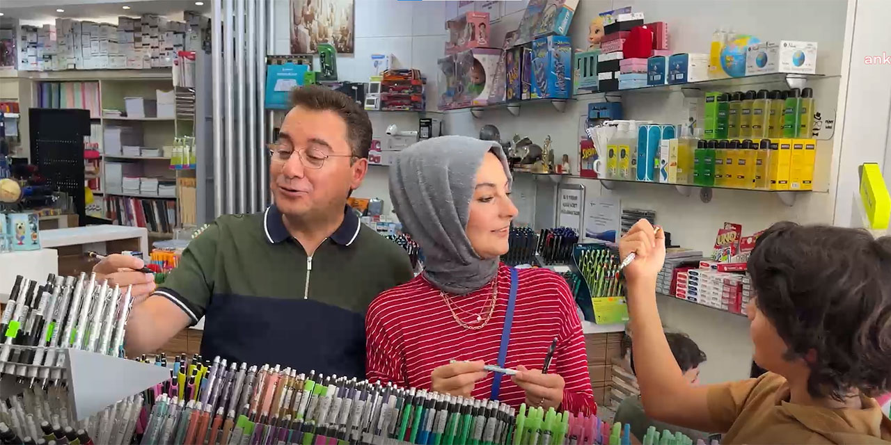 Ali Babacan, eşi ve oğluyla kırtasiye alışverişine çıktı