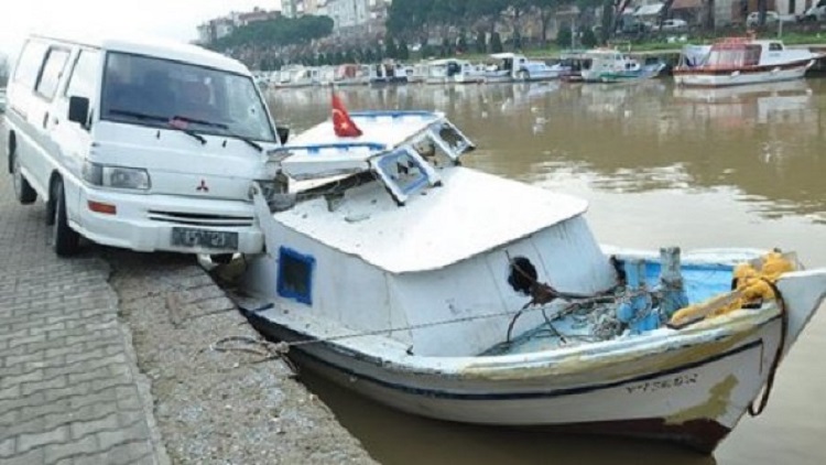 Şaşırtan kaza; minibüs, tekneye çarptı