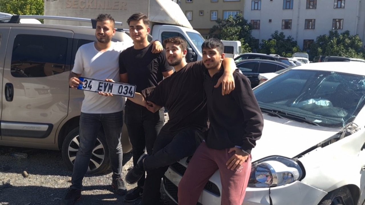 Ölümden döndükleri otomobille hatıra fotoğrafı çektirdiler