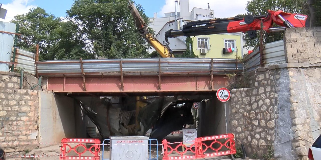 Faciaya ramak kala: Devrilen iş makinesi alt geçide  düştü