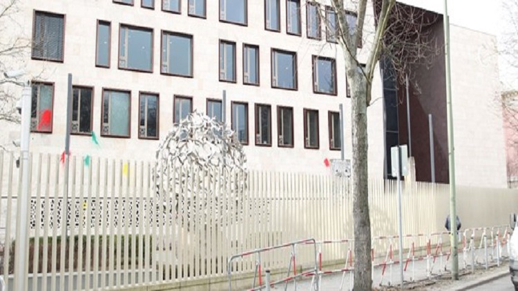 Almanya'da Türk Büyükelçiliği'ne boyalı saldırı