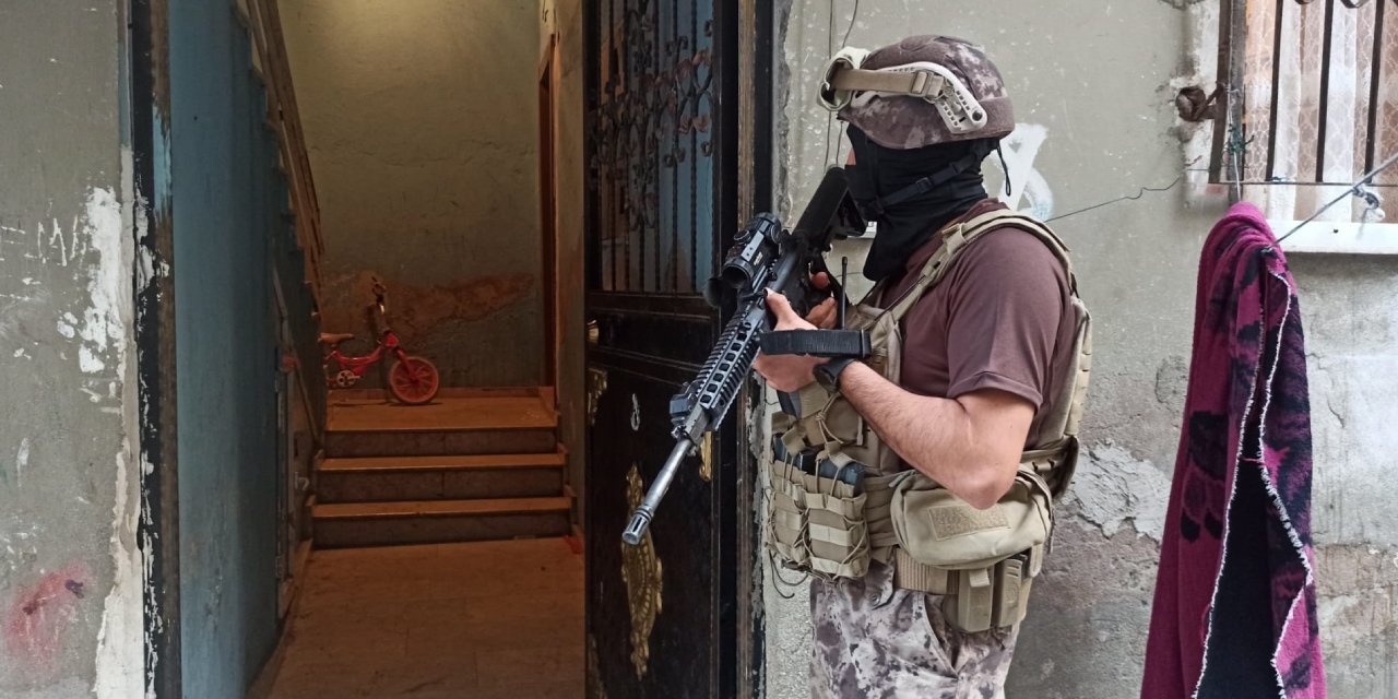 Mersin'de belediye çalışanlarına gözaltı