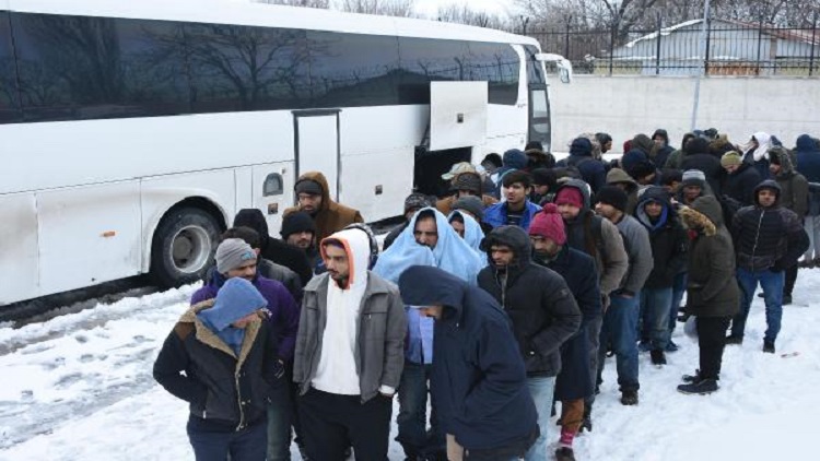 Yunanistan'ın geri gönderdiği kaçaklar, donmaktan kurtarıldı
