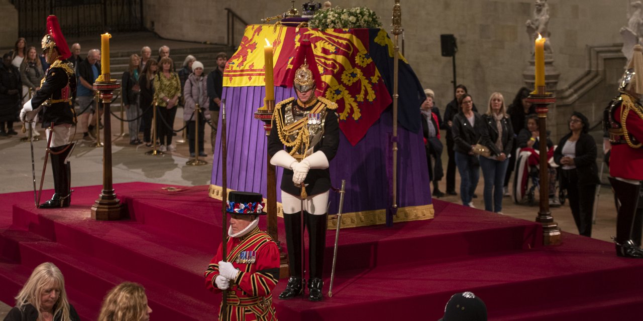 Kraliçe'nin tabutuna dokunmak isteyen adam tutuklandı