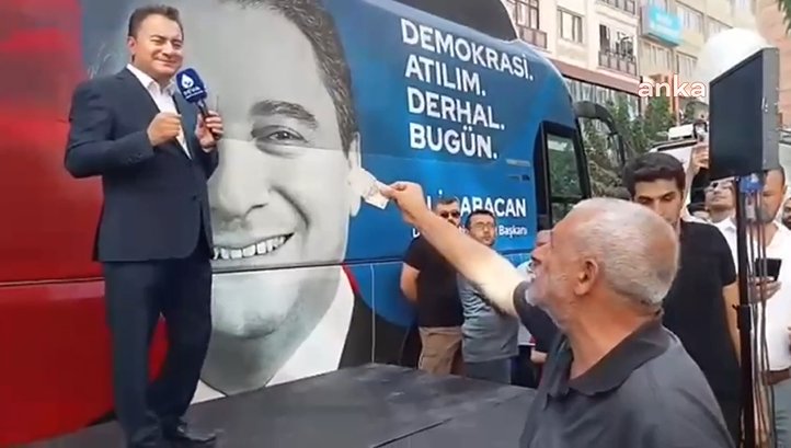Cebindeki 5 TL’yi çıkarıp Babacan’a uzattı: Alsın AKP yesin bunu