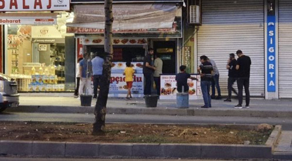 Eniştesini, müşterilerin yanında ağır yaralayıp kaçtı