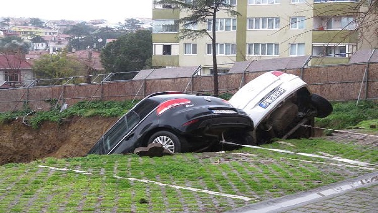 Kadıköy'de toprak kayması: 4 katlı bina boşaltıldı, otomobilleri ağaçlara bağladılar