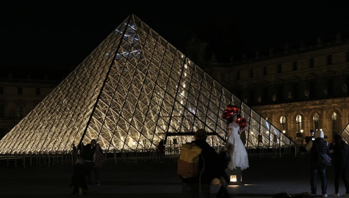 Louvre Müzesi piramidi enerji tasarrufu için erken karartıldı