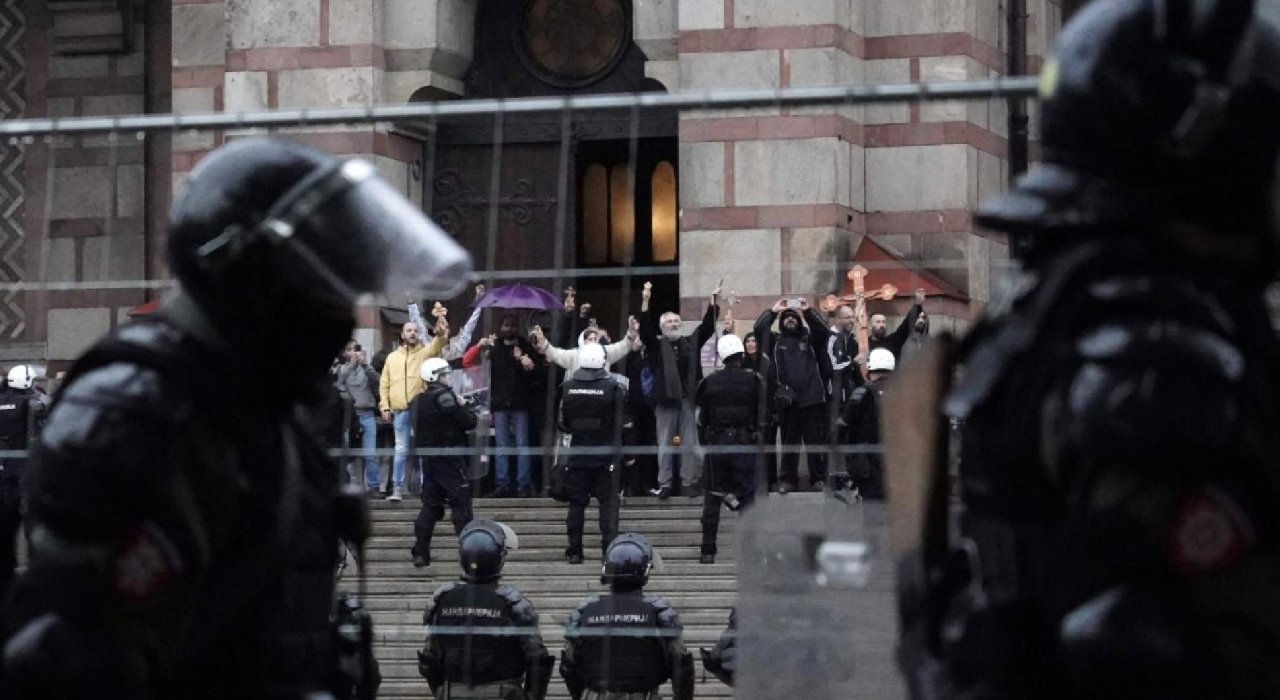 Sırbistan'da LGBT karşıtlarına polis müdahale etti