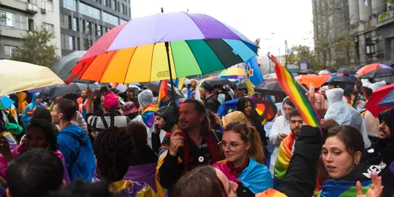 Sırbistan'da polis LGBTİ+ yürüyüşünü engellemeye çalışanlarla çatıştı