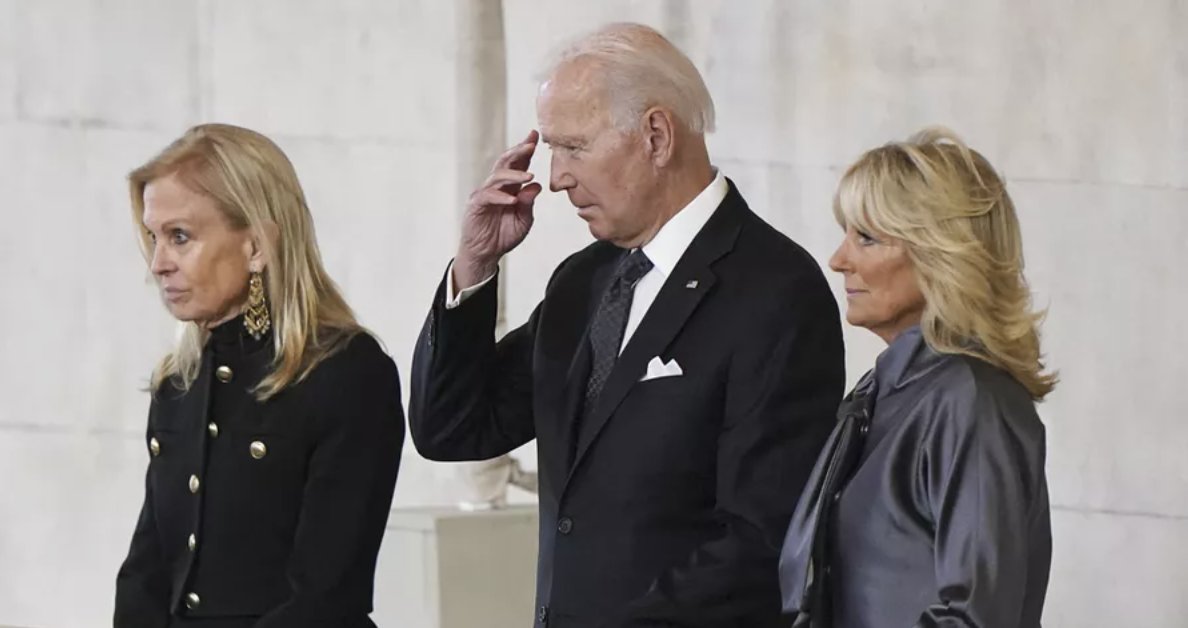 Biden ile eşi, Kraliçe 2. Elizabeth'in naaşını ziyaret etti