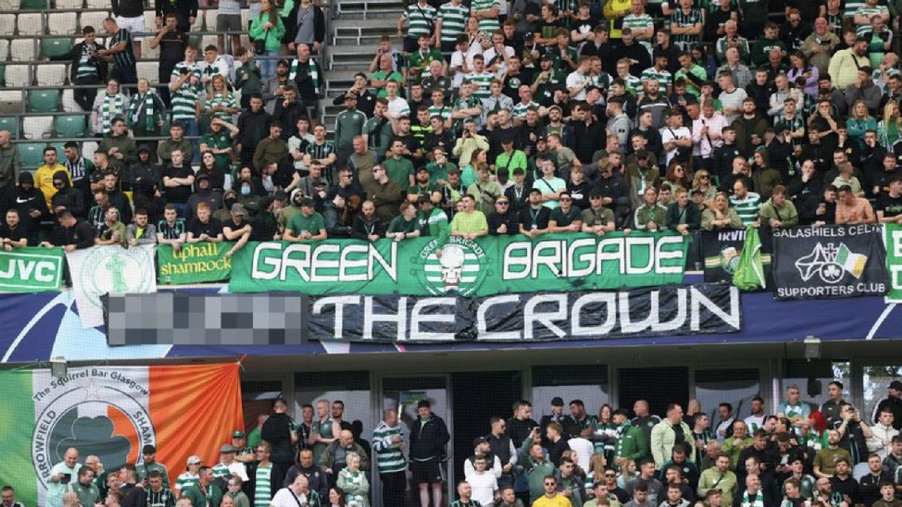 İskoçya takımı Celtic'in taraftarları kraliyet ailesini protesto etti