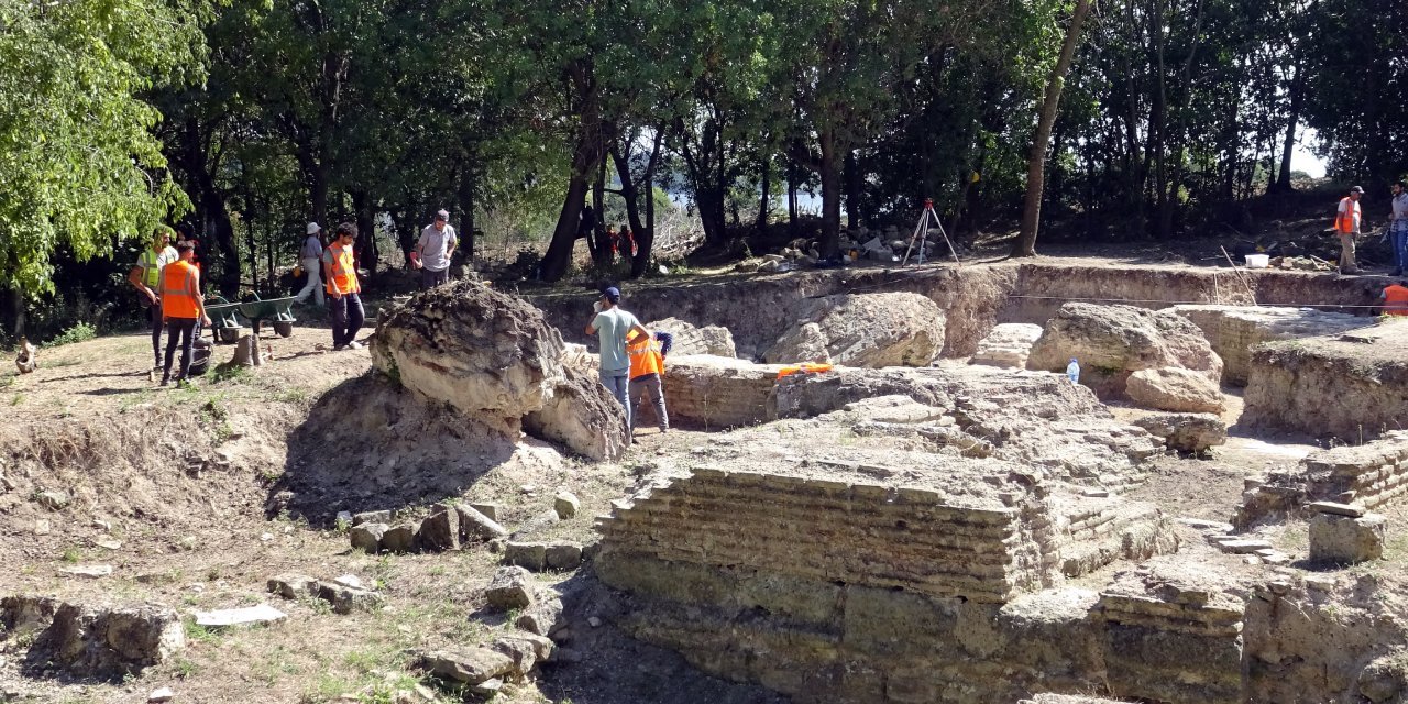 Bathonea antik kentinde önemli buluntu: Bilezikli mezar