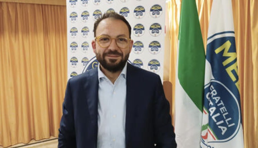 Hitler'i övdü, tüm görevlerinden uzaklaştırıldı