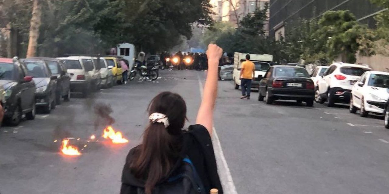 İran'da liseli kızlar da ayaklandı: Bu yıl rejim devrilecek