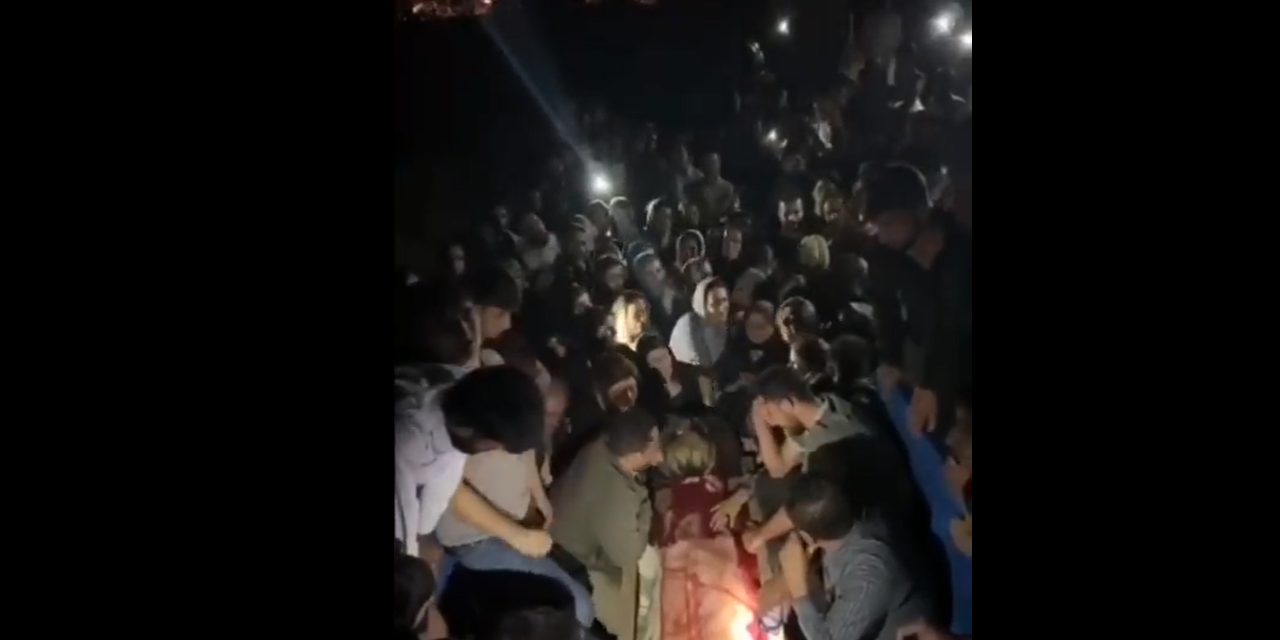 İran'da protestolarda ölen 16 yaşındaki çocuk toprağa verildi