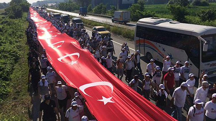 Adalet Yürüyüşünün 17. gününde dev Türk bayrağı